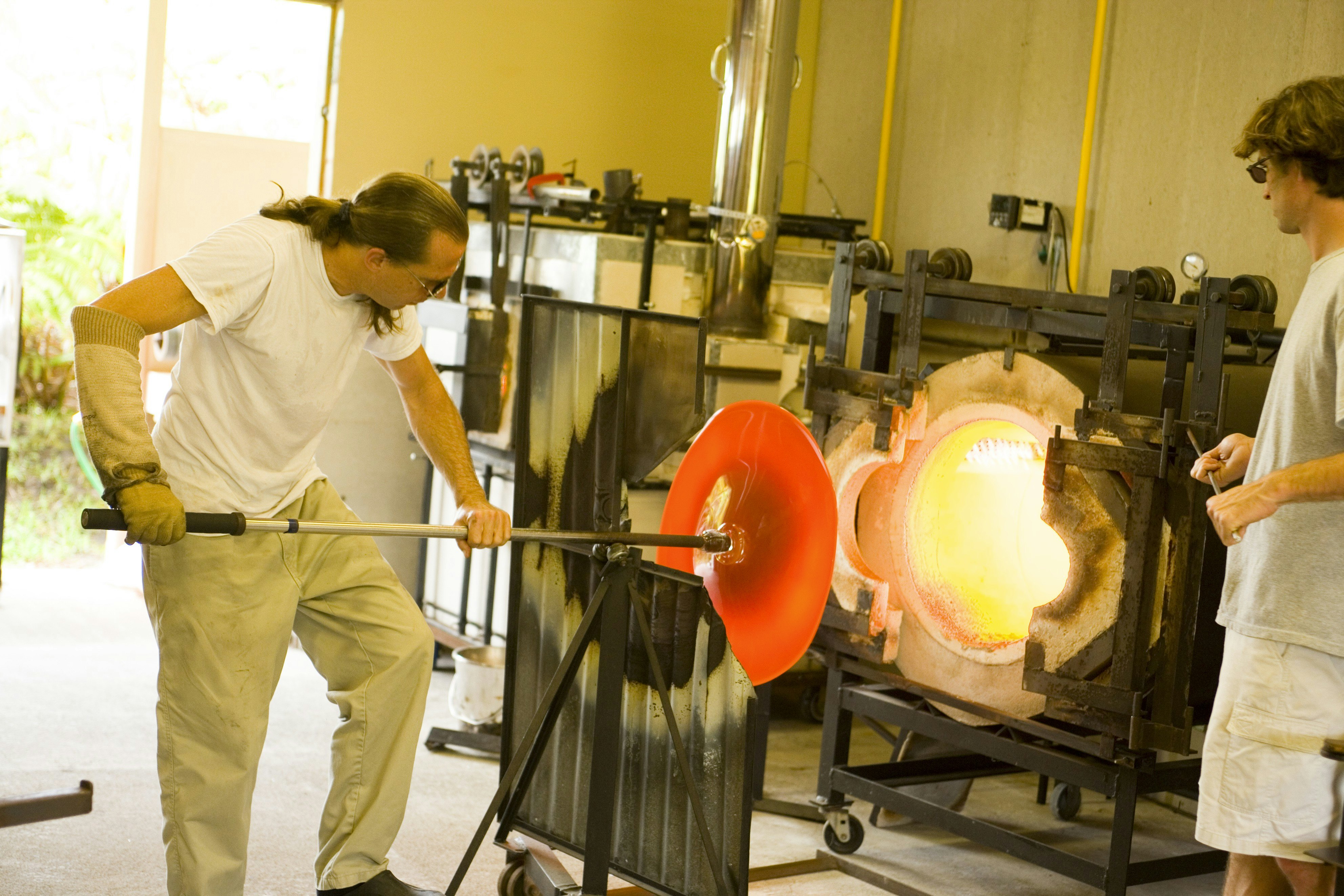 Making free-form glass art, Fahrenheit 2400, Volcano Village, HAVO.