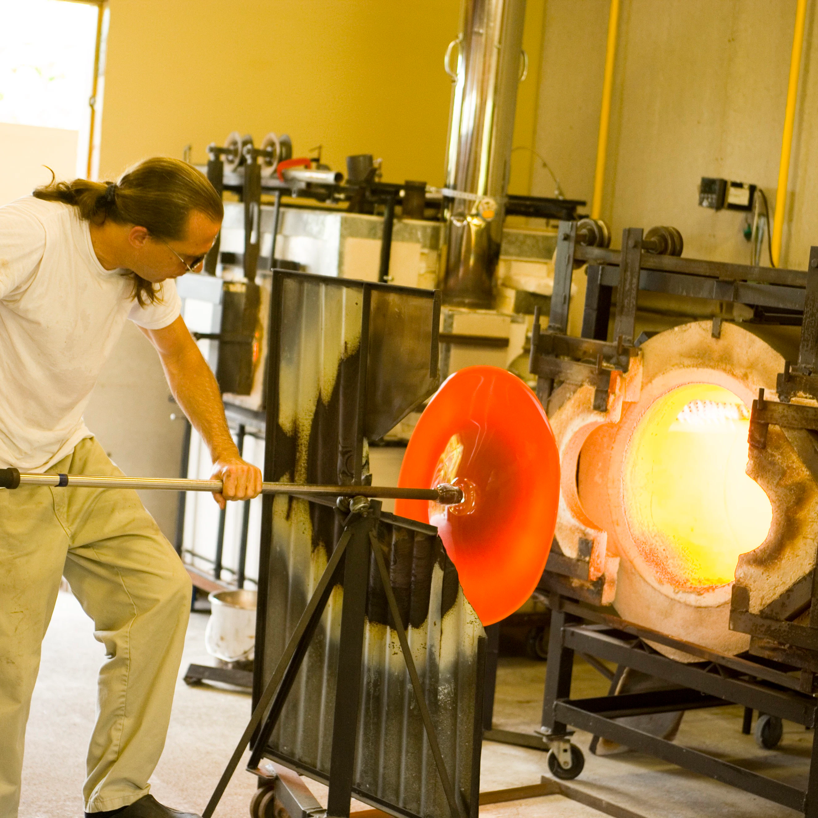 Making free-form glass art, Fahrenheit 2400, Volcano Village, HAVO.