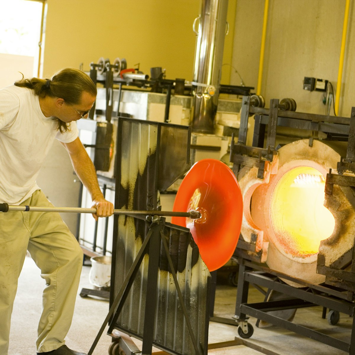 Making free-form glass art, Fahrenheit 2400, Volcano Village, HAVO.