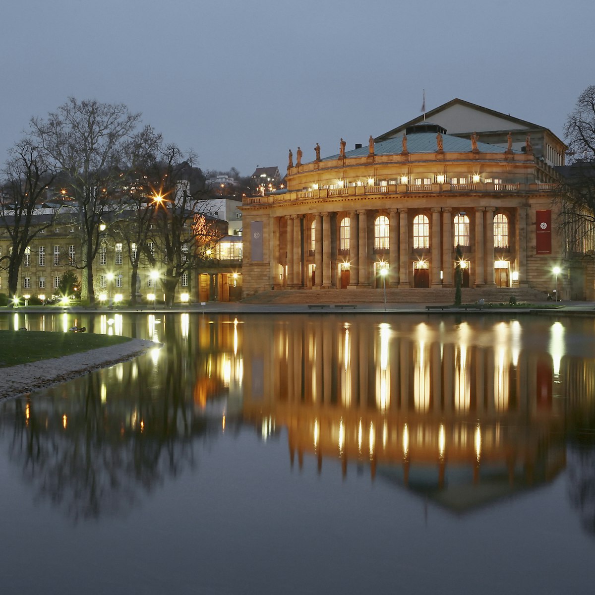Blick über den Eckensee zum Opernhaus im Oberen Schlossgarten bei Nacht, Stuttgart, Baden-Württemberg, Deutschland