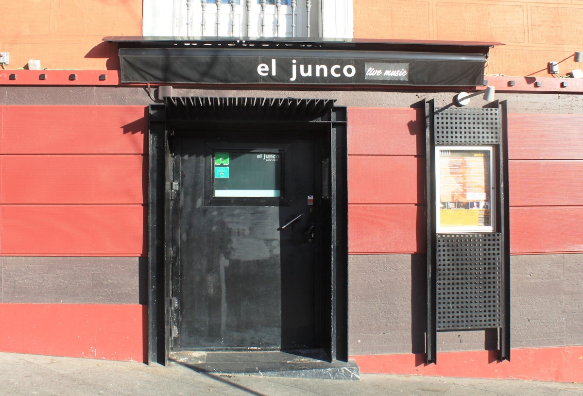 El Junco, in the late afternoon before opening hours begin.