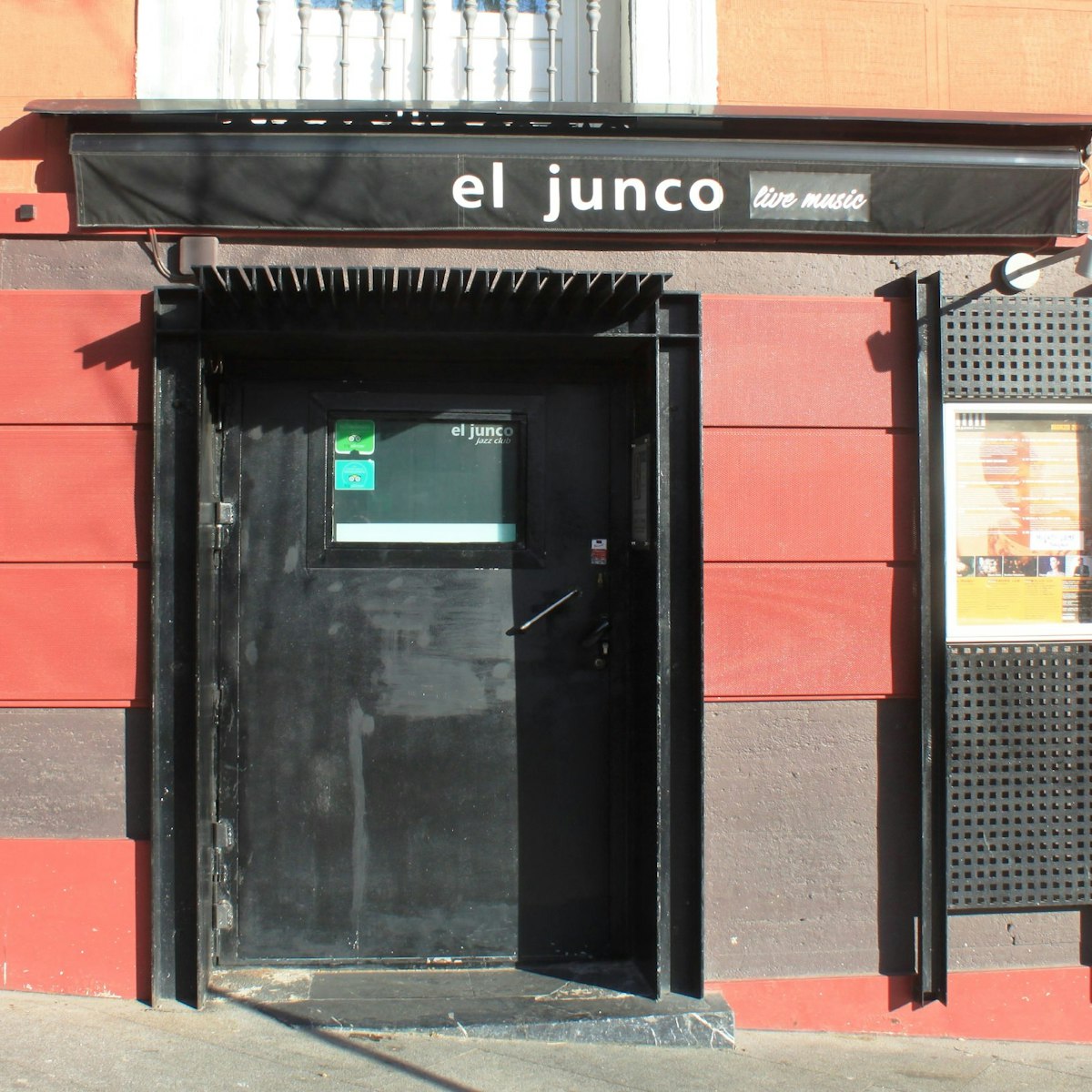 El Junco, in the late afternoon before opening hours begin.