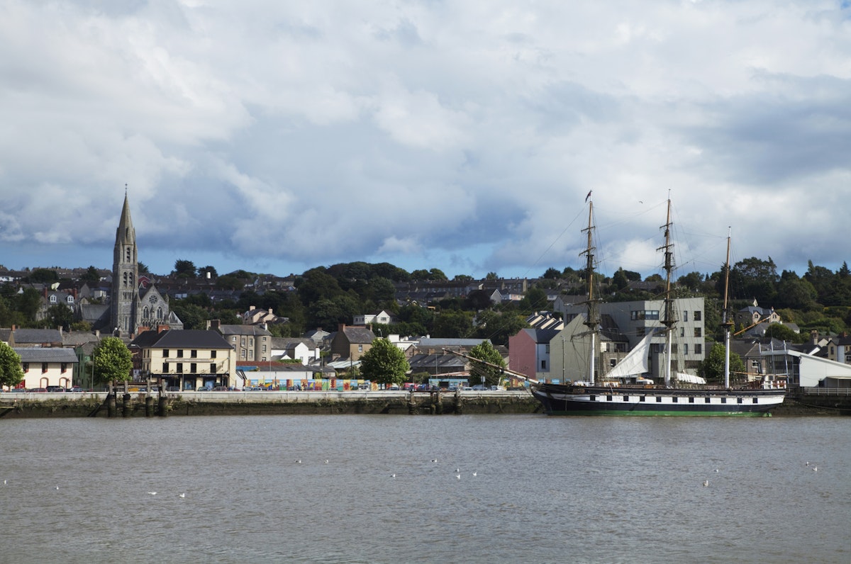 the 'dunbrody' famine ship on the river barrow