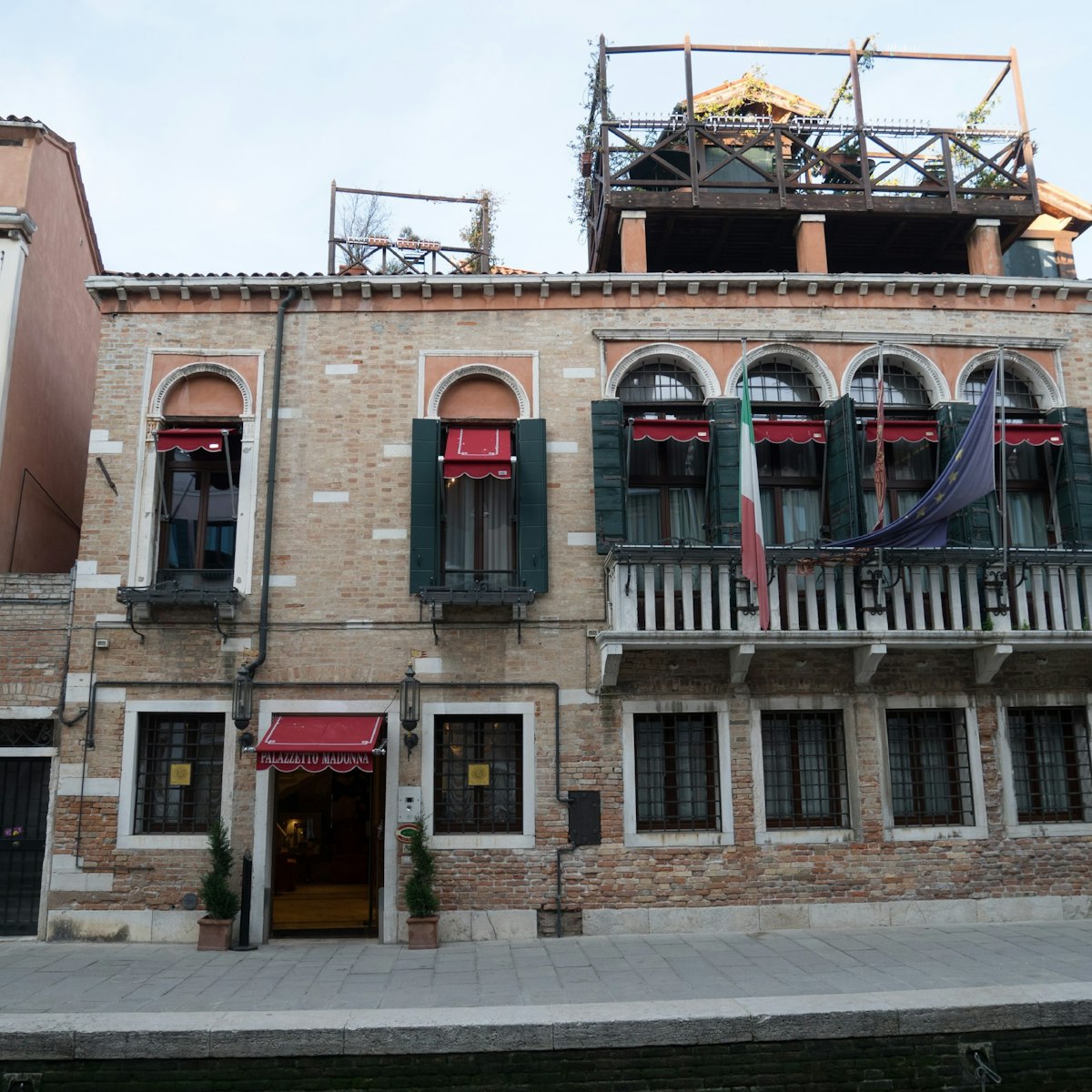 The Hotel Palazzetto Madonna stands on a lovely canal close to the San Toma' boat stop