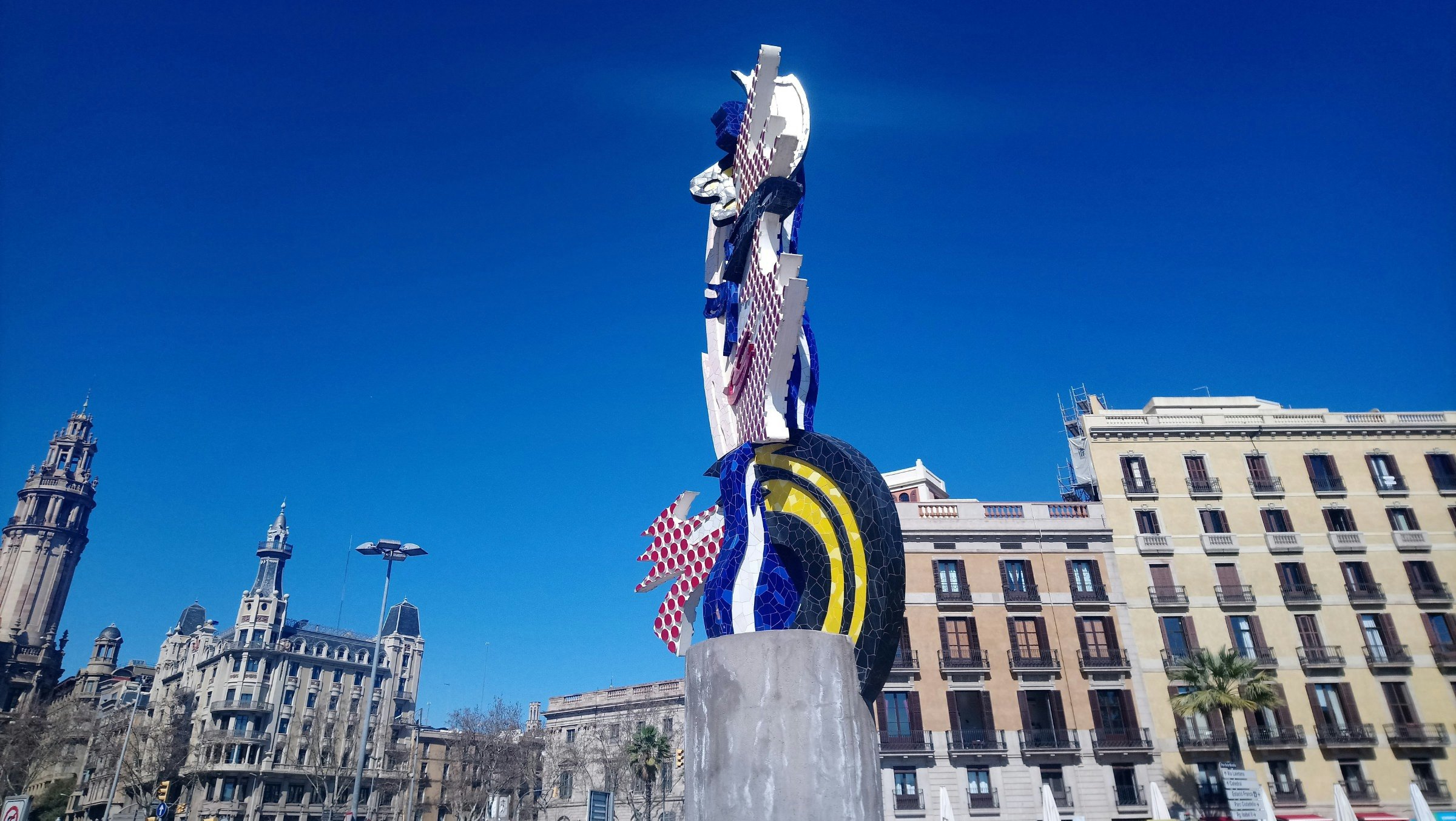 El Cap de Barcelona ( "The Head") is a surrealist sculpture created by American Pop artist Roy Lichtenstein for the 1992 Summer Olympics in Barcelona, Spain.