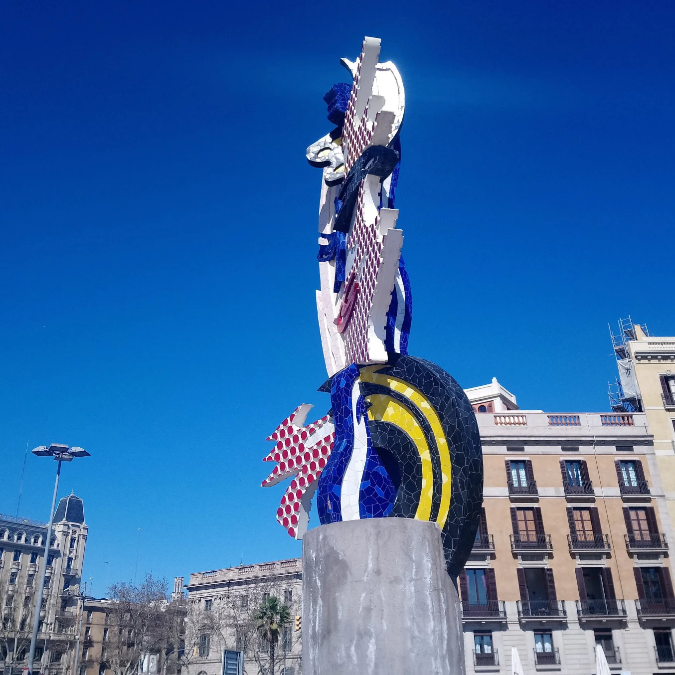 El Cap de Barcelona ( "The Head") is a surrealist sculpture created by American Pop artist Roy Lichtenstein for the 1992 Summer Olympics in Barcelona, Spain.
