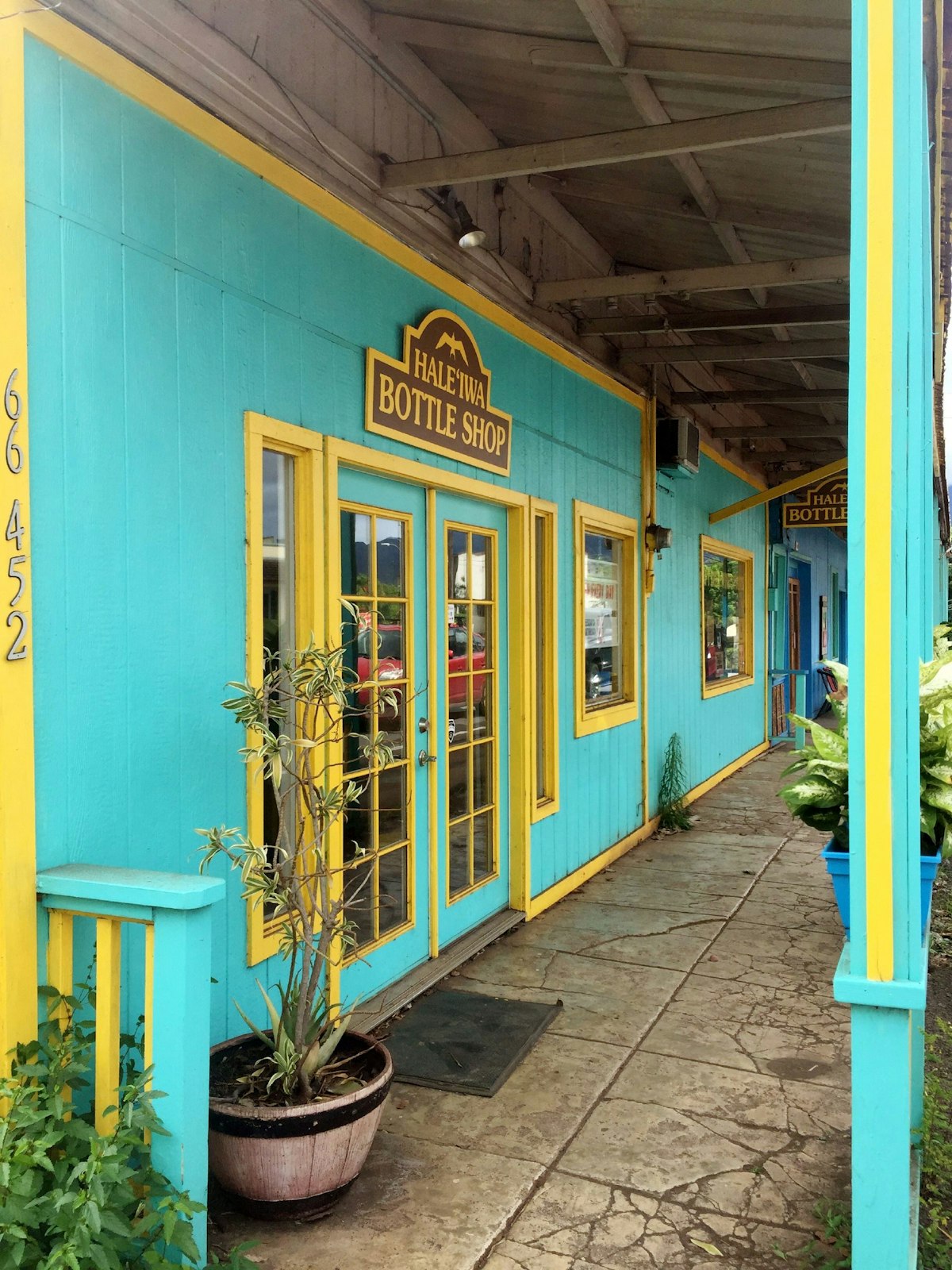Exterior of Haleiwa Bottle Shop bar in Hale'iwa, Oahu, Hawaii
