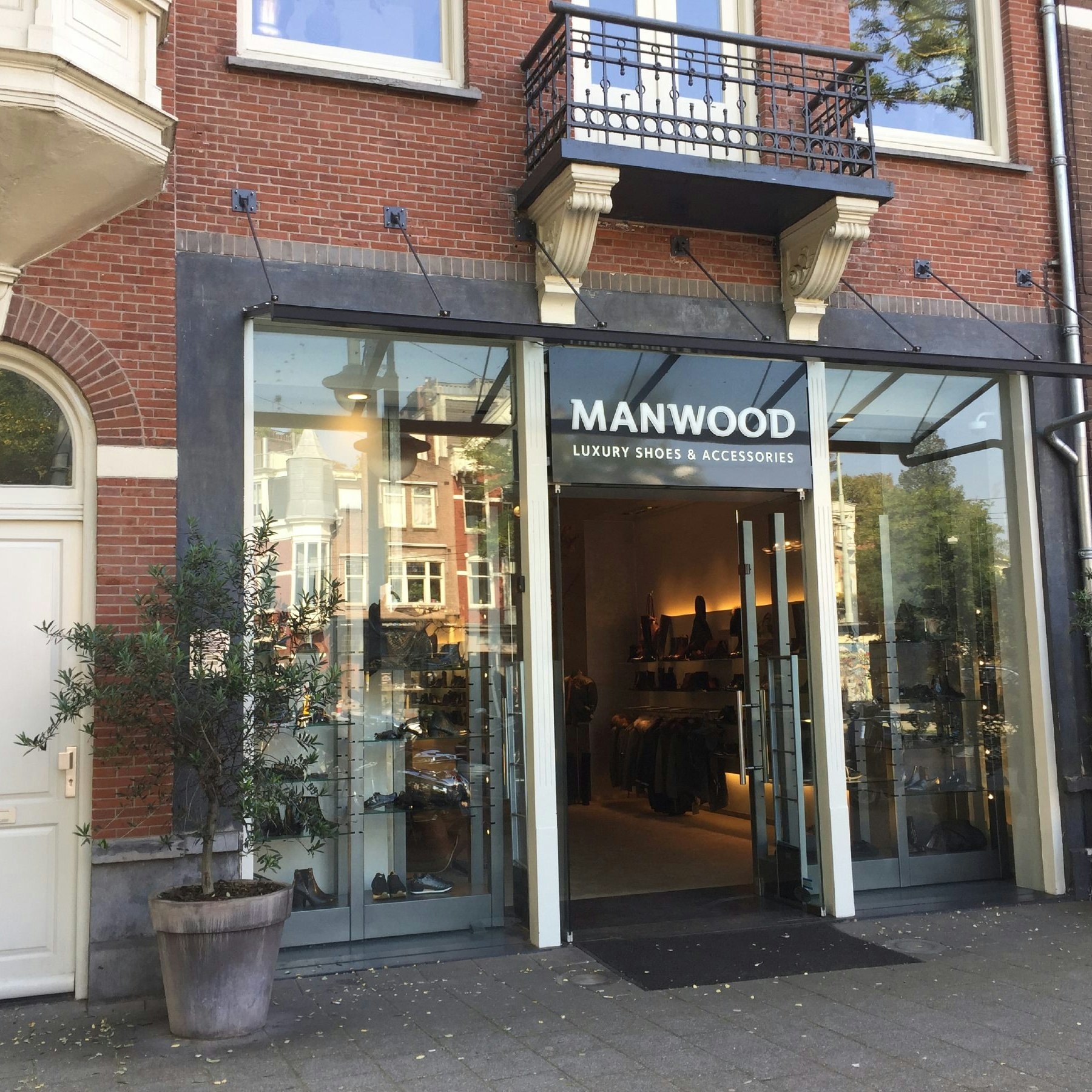 High-end footwear from Dutch shoemaker Manwood