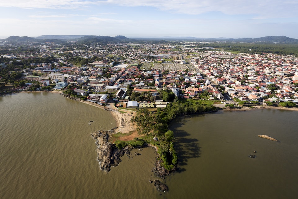 Pointe Buzaré avec la ville de Cayenne en fond.