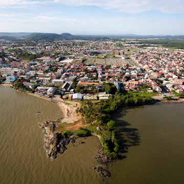 Pointe Buzaré avec la ville de Cayenne en fond.