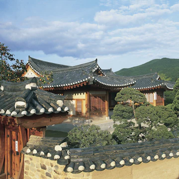 UNSPECIFIED - CIRCA 2004: South Korea - North Kyongsang - Andong surroundings - Historic village of Hahoe (UNESCO World Heritage List, 2010), typical house. (Photo By DEA / M. BORCHI/De Agostini/Getty Images)