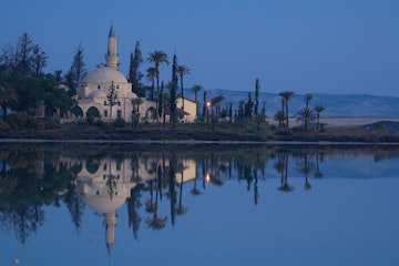 Hala Sultan Tekke mosque in the evening light, Larnaka Salt Lake, Larnaka, South Cyprus, Cyprus
