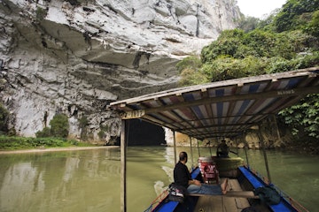 Boat leaving Hang Phuong Cave.