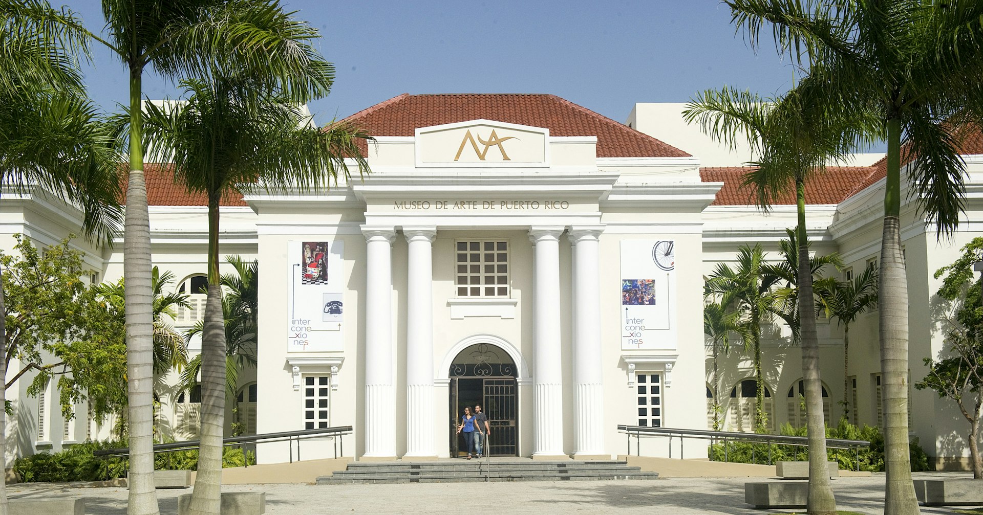 Palm trees around the entrance of the Museo de Arte de Puerto Rico