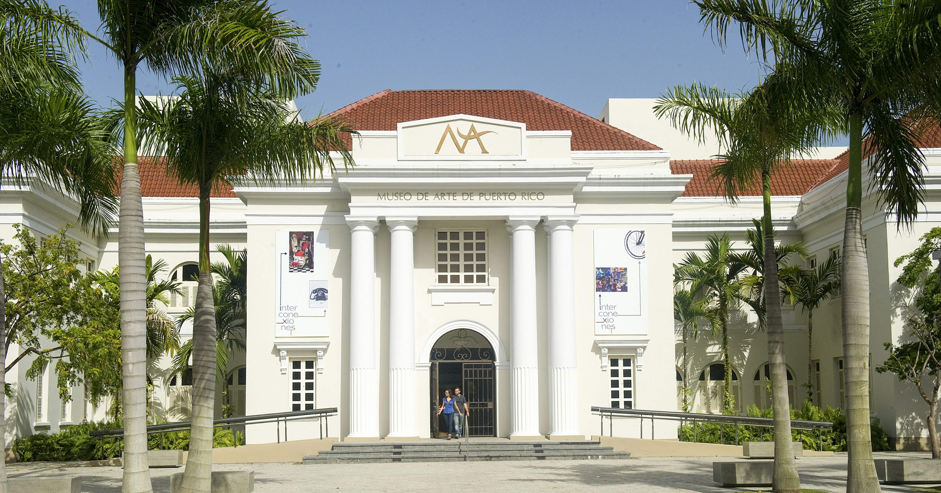 Palm trees around the entrance of the Museo de Arte de Puerto Rico