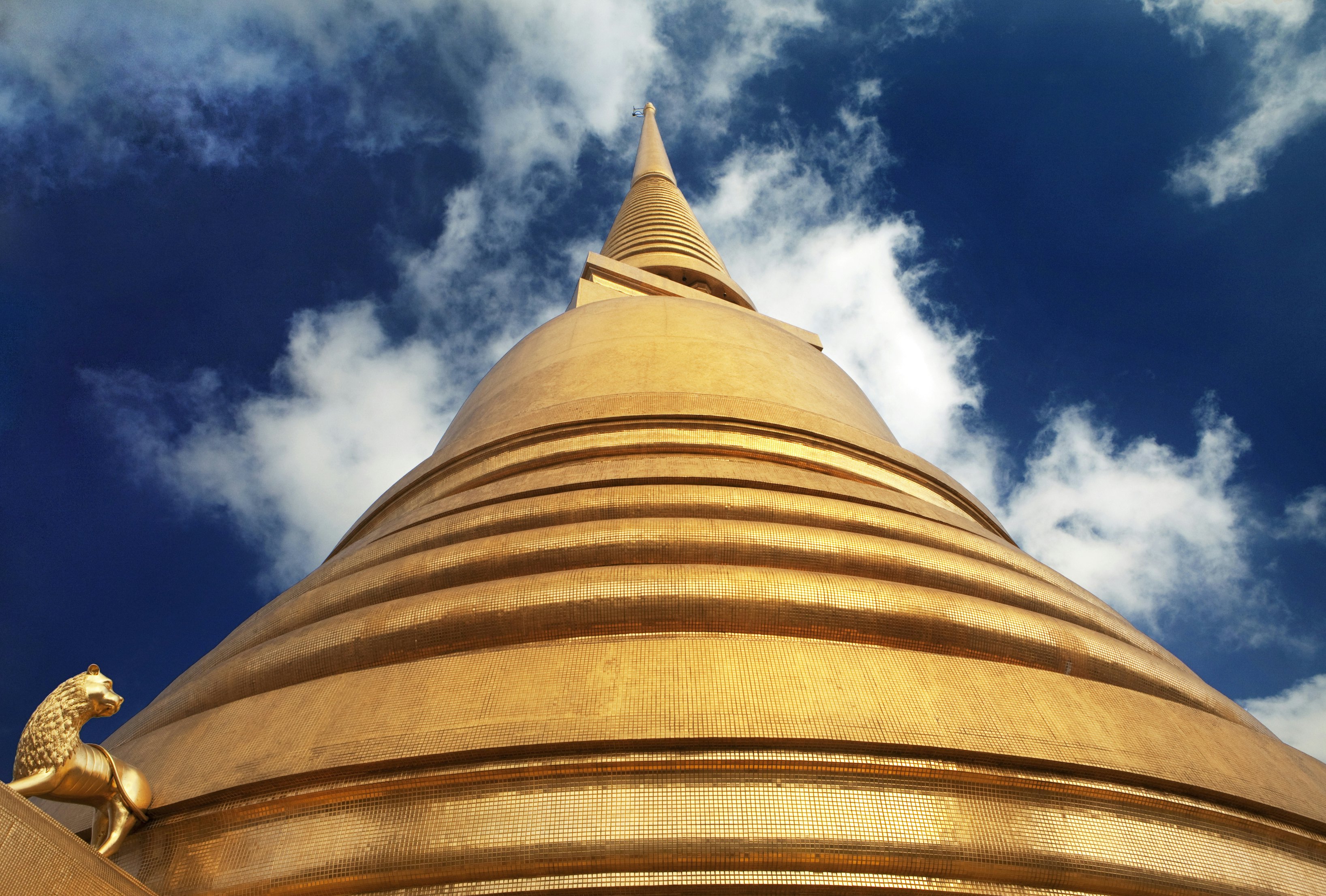 Wat Bowonniwet Vihara's golden stupa