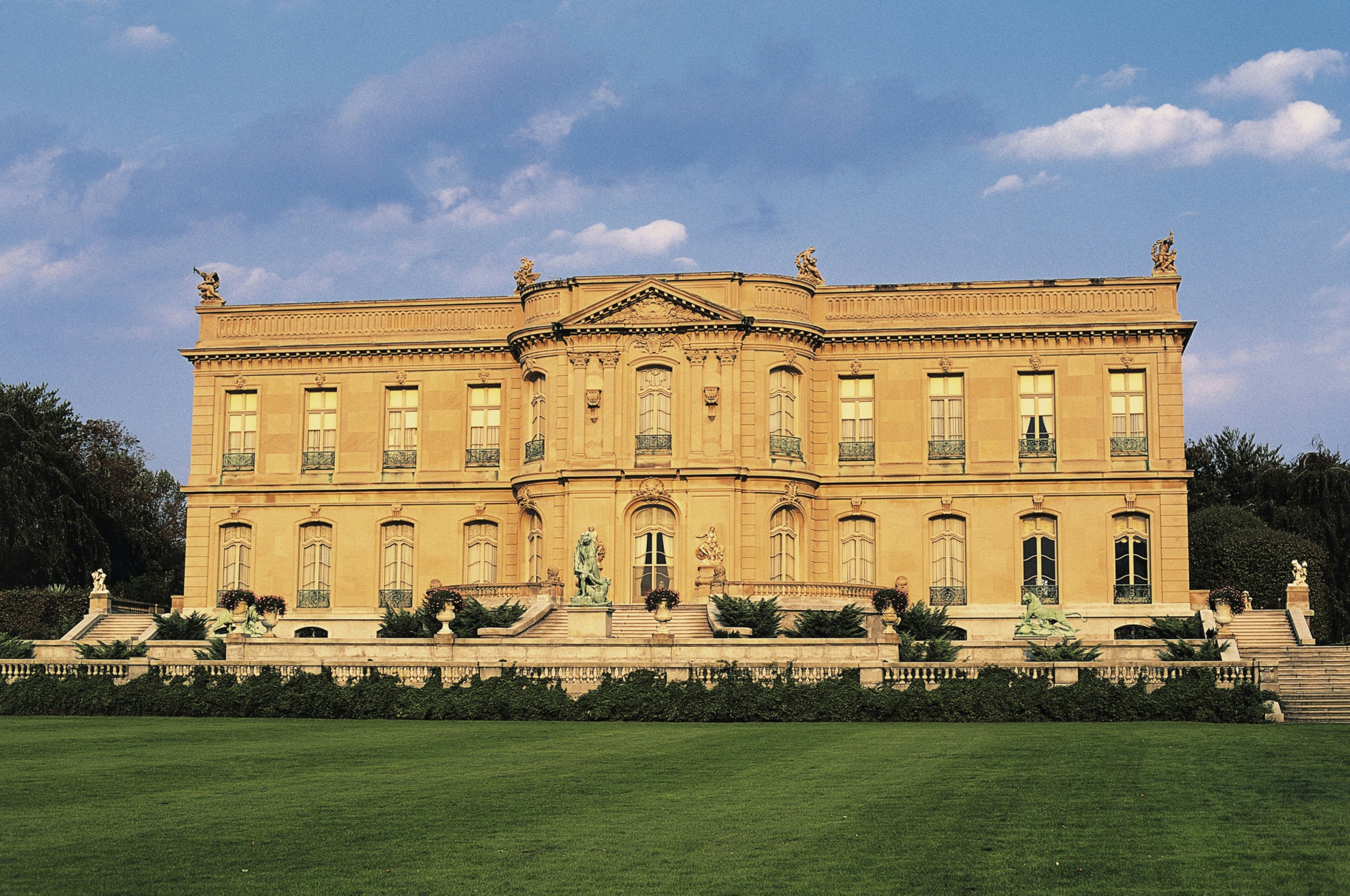 UNITED STATES - APRIL 23: The Elms mansion, designed by Horace Trumbauer (1868-1938), Newport, Rhode Island, United States of America. (Photo by DeAgostini/Getty Images)