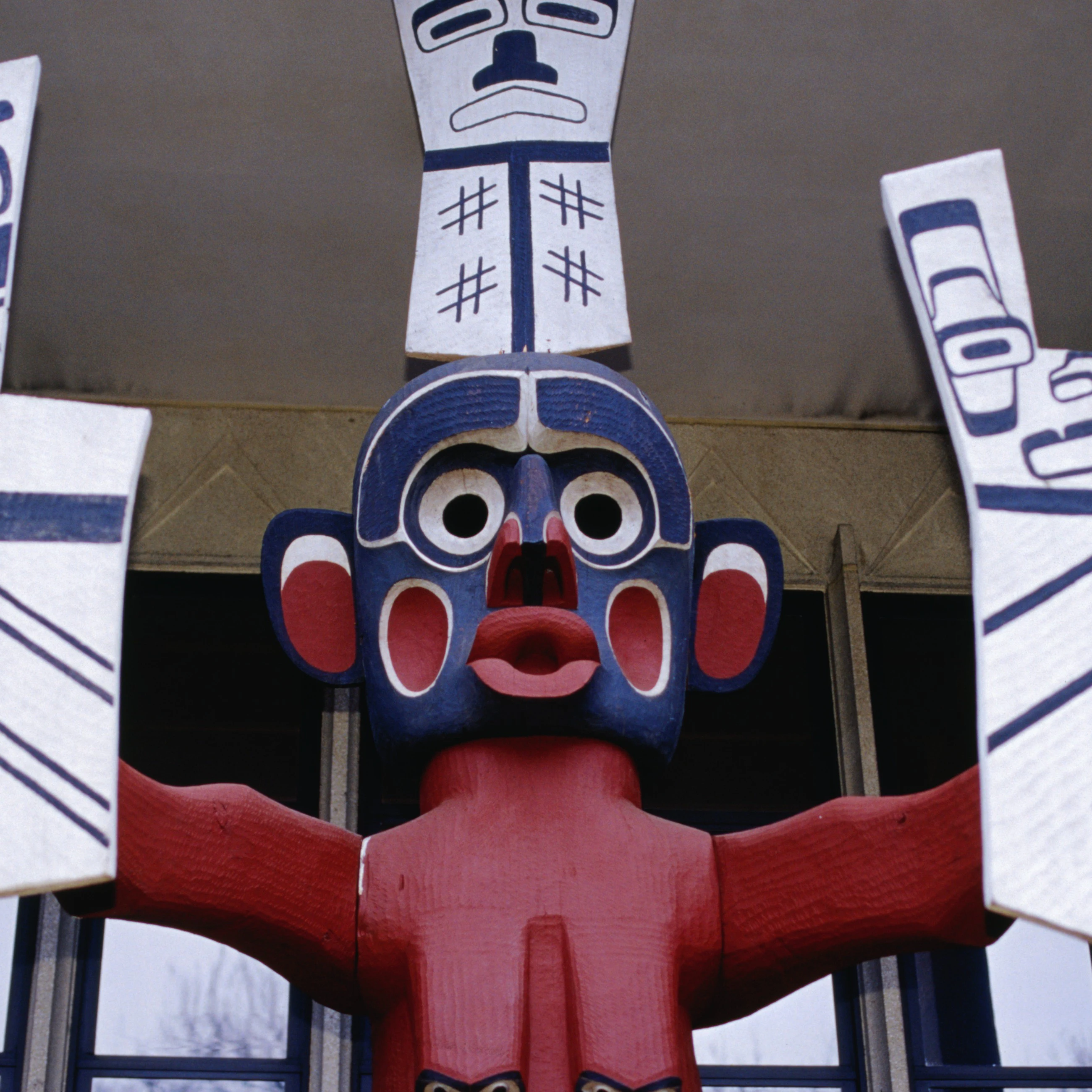 Native American carving outside the Burke Memorial Washington State Museum.