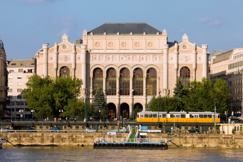 500px Photo ID: 103732133 - Vigado Concert Hall and Danube river waterfront in Budapest, Hungary.