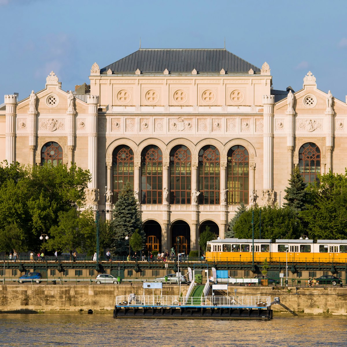 500px Photo ID: 103732133 - Vigado Concert Hall and Danube river waterfront in Budapest, Hungary.