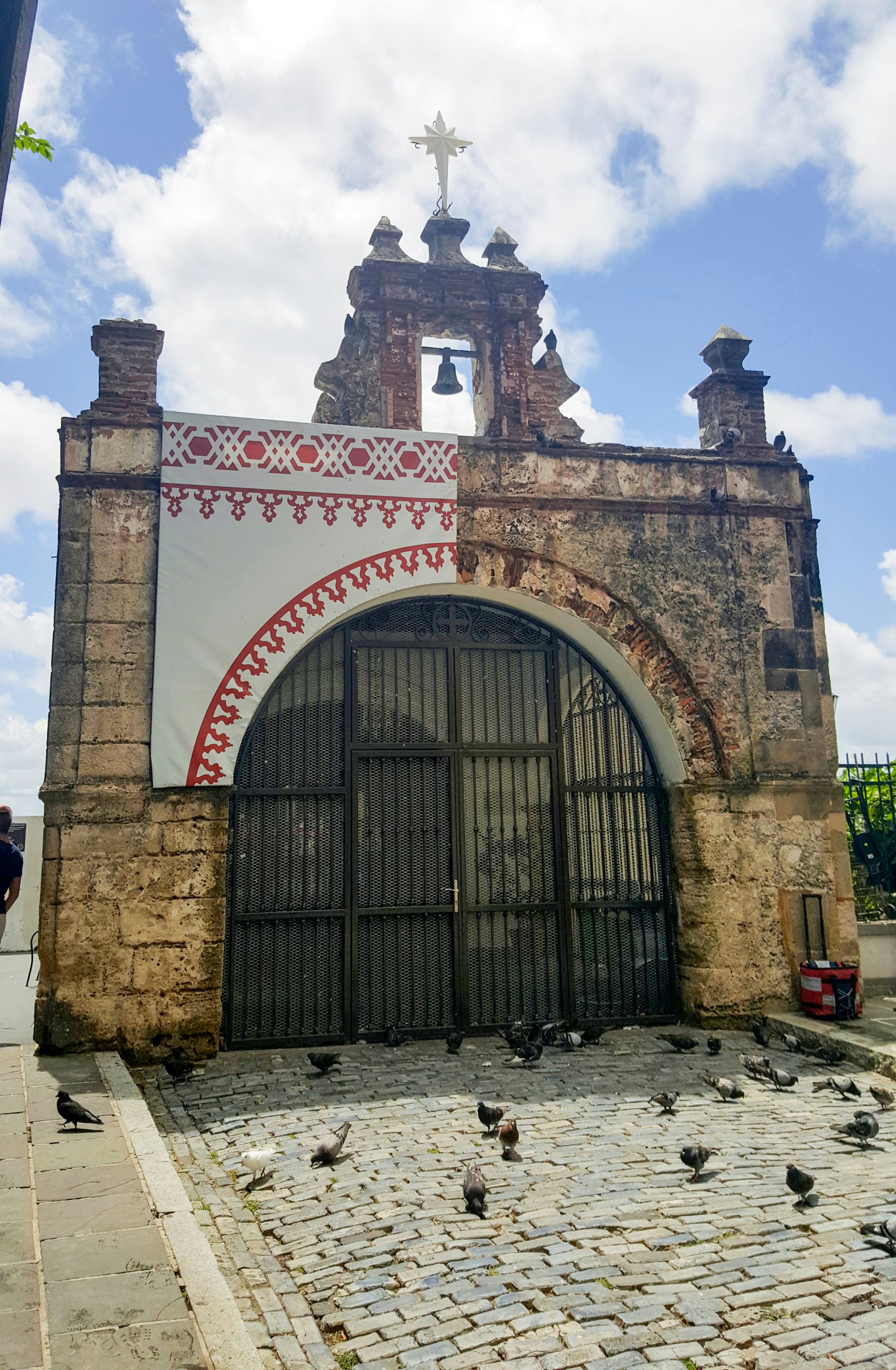 Front view of Capilla del Cristo.
