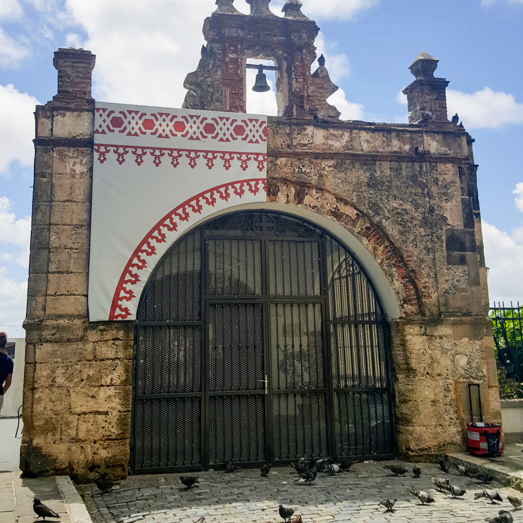 Front view of Capilla del Cristo.