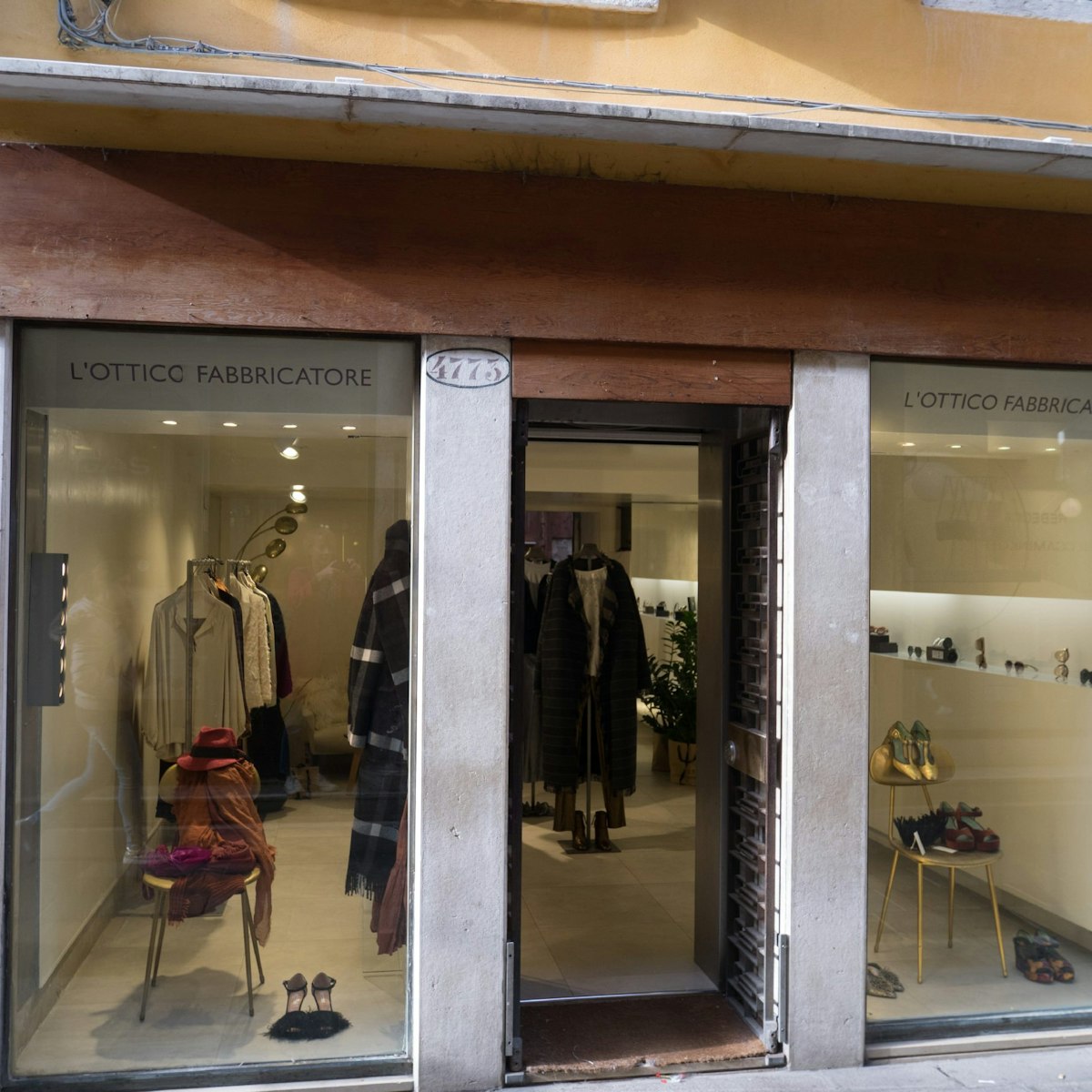 L'Ottico Fabbricatore's spare and essential shopfront