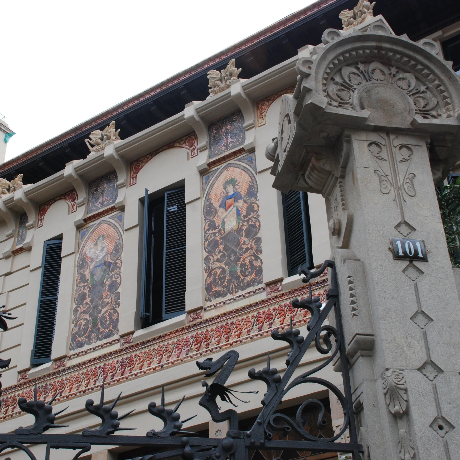 Facade of Palau Montaner