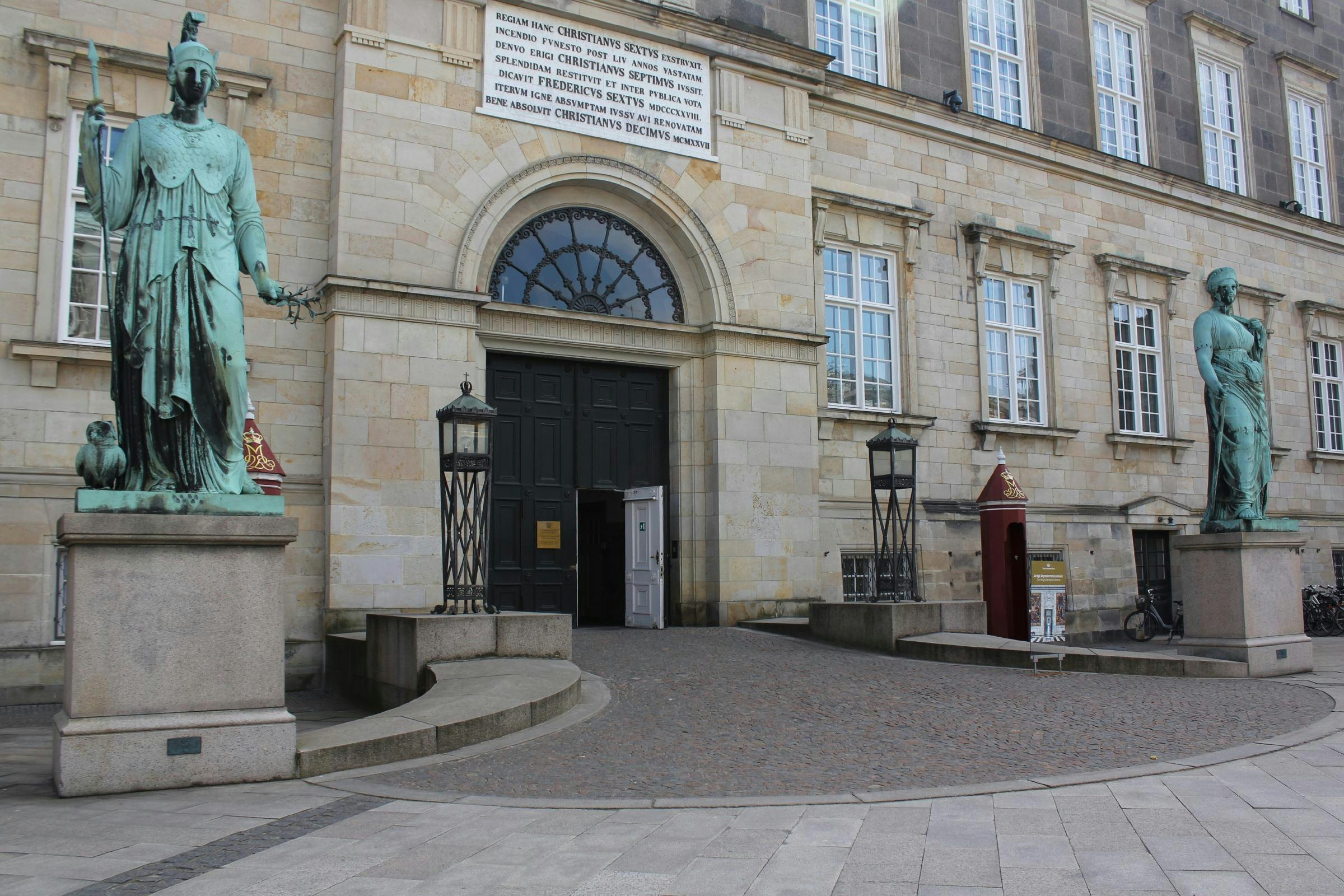 De Kongelige Repræsentationslokaler entrance with courtyard