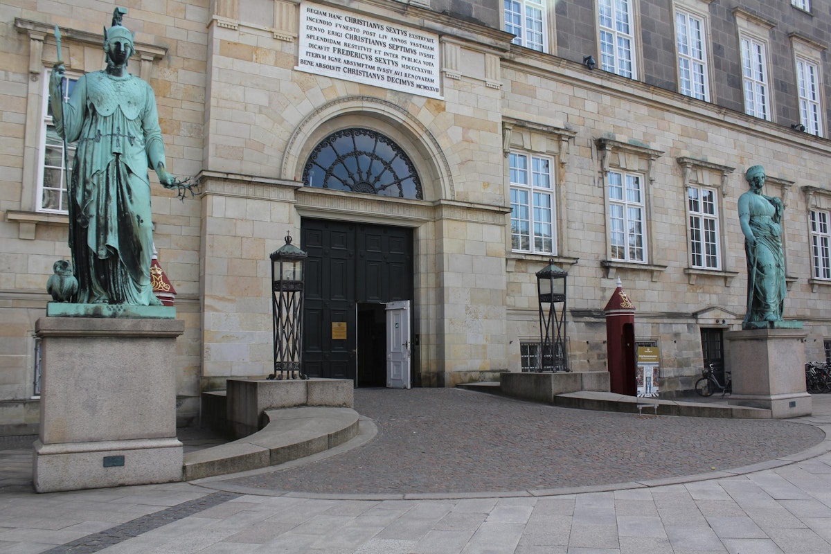 De Kongelige Repræsentationslokaler entrance with courtyard