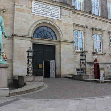 De Kongelige Repræsentationslokaler entrance with courtyard