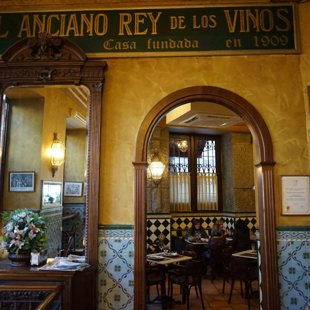 Interior of El Anciano Rey de los Vinos.