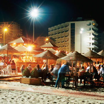 Beach bars and customers on Playa de la Victoria.