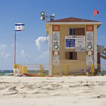 Rettungsschwimmer Station im Sonnenlicht, Gordon Beach, Tel Aviv, Israel, Naher Osten Rights-Managed Image - Lizenzpflichtiges Bildmaterial - (c) by LOOK-foto - JEGLICHE VERWENDUNG nur gegen HONORAR und BELEG - Werbliche Nutzung nur nach schriftlicher Freigabe - Es gelten die AGB von LOOK-foto - Tel. +49(0)89.544 233-0, Fax -22, info@look-foto.de, LOOK GmbH, Muellerstr. 42, 80469 Muenchen - www.look-foto.de
