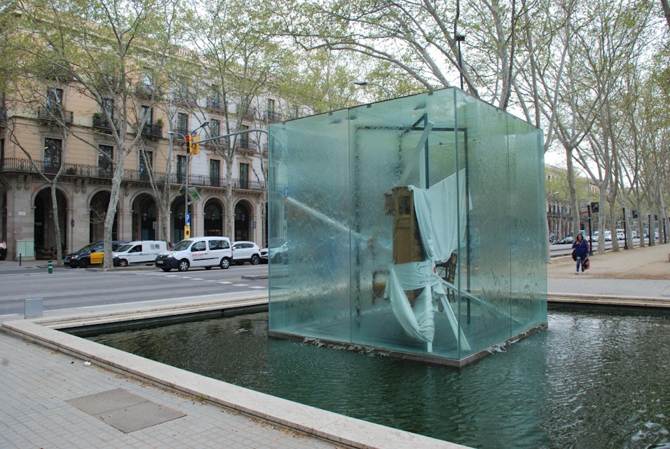 Homenatge a Picasso sculpture by Antoni Tàpies