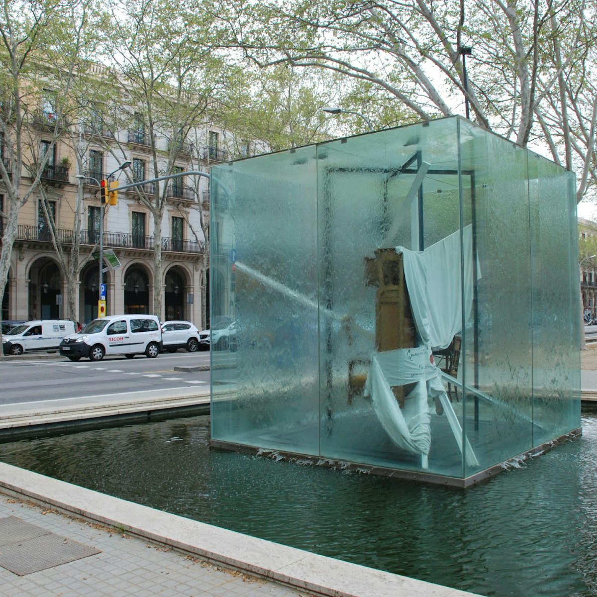 Homenatge a Picasso sculpture by Antoni Tàpies