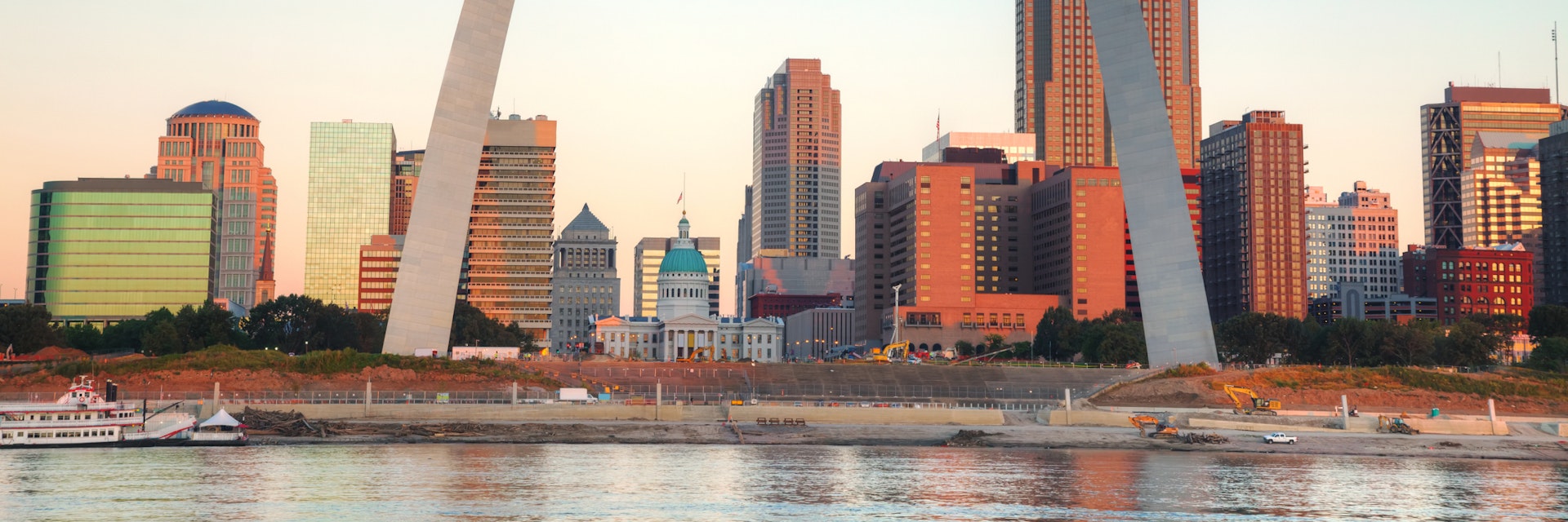 Downtown St Louis, MO with the Old Courthouse and the Gateway Arch at sunrise; Shutterstock ID 373948018; Your name (First / Last): Lauren Keith; GL account no.: 65050; Netsuite department name: Content Asset; Full Product or Project name including edition: Guides Project Eastern USA