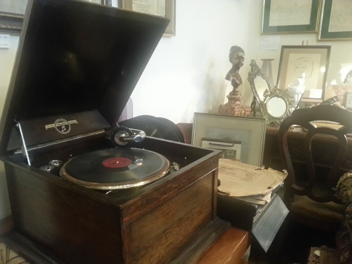 An old record player in working order, ready to be played at Salon Antykow Pasja