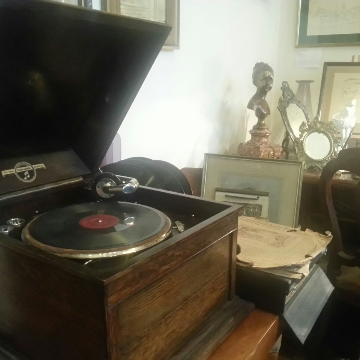 An old record player in working order, ready to be played at Salon Antykow Pasja