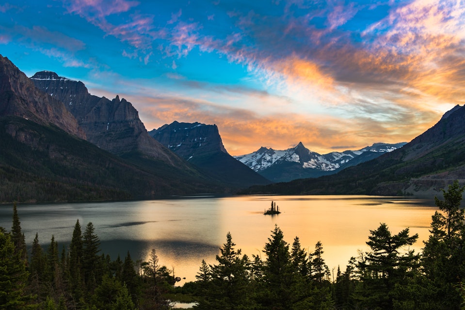 Beautiful colorful sunset over St. Mary Lake and wild goose island in Glacier national park; Shutterstock ID 306129650; Your name (First / Last): Emma Sparks; GL account no.: 65050; Netsuite department name: Online Editorial; Full Product or Project name including edition: Best_in_the_US_POIs