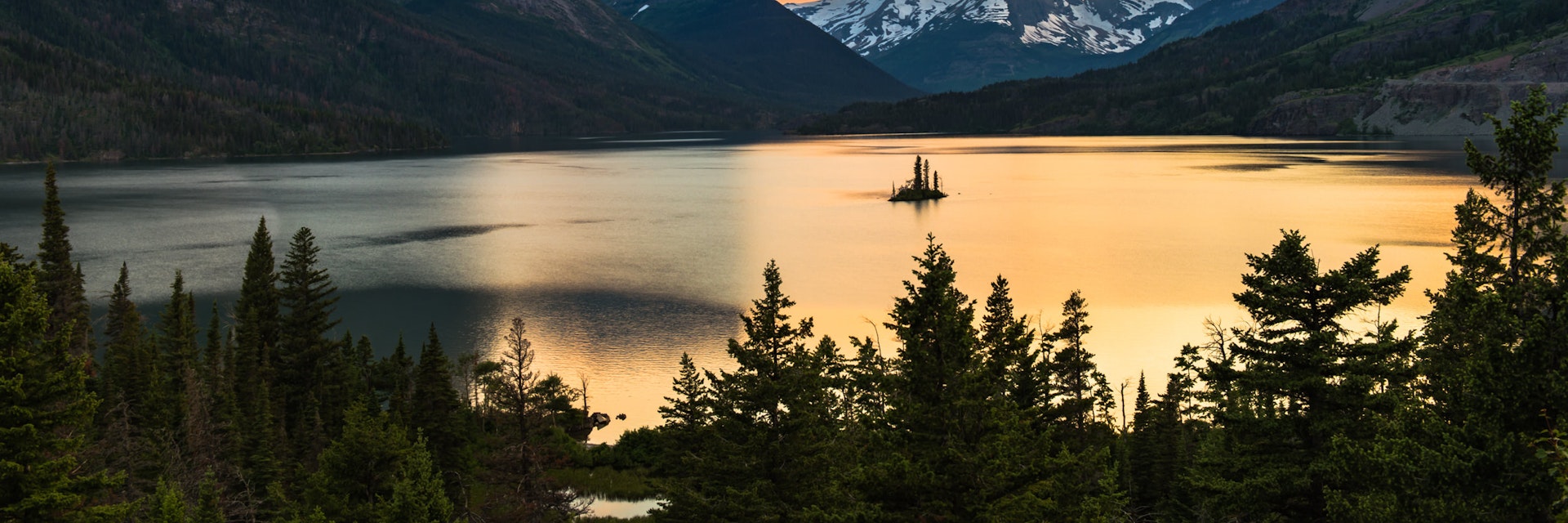 Beautiful colorful sunset over St. Mary Lake and wild goose island in Glacier national park; Shutterstock ID 306129650; Your name (First / Last): Emma Sparks; GL account no.: 65050; Netsuite department name: Online Editorial; Full Product or Project name including edition: Best_in_the_US_POIs