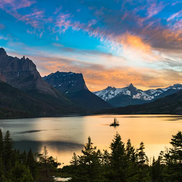 Beautiful colorful sunset over St. Mary Lake and wild goose island in Glacier national park; Shutterstock ID 306129650; Your name (First / Last): Emma Sparks; GL account no.: 65050; Netsuite department name: Online Editorial; Full Product or Project name including edition: Best_in_the_US_POIs