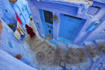 Chefchaouen also called The Pearl of the North, is a city of captivating beauty. Its clear, clean light and its white and blue houses make this city one of the most beautiful in Morocco. It is an irresistible destination to a numerous painters and artists. It is most noted for its Mediterranean architecture, popular design, the blue and indigo centenary doors and its white walls covered with layers and layers and layers of lime. The people of Chefchaouen paint the walls and floors of the houses several times a year, and even paint the floor of the streets, many with irregular shaped staircases, coinciding with seasonal changes and annual celebrations.