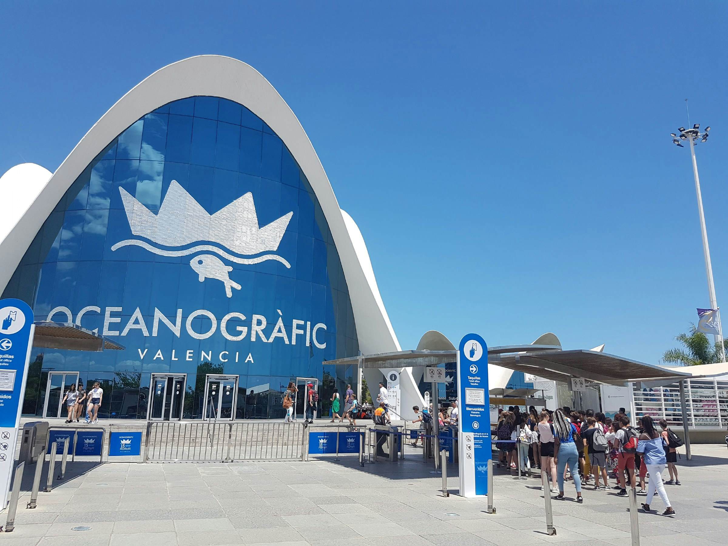 Outside entrance to Oceanogràfic.