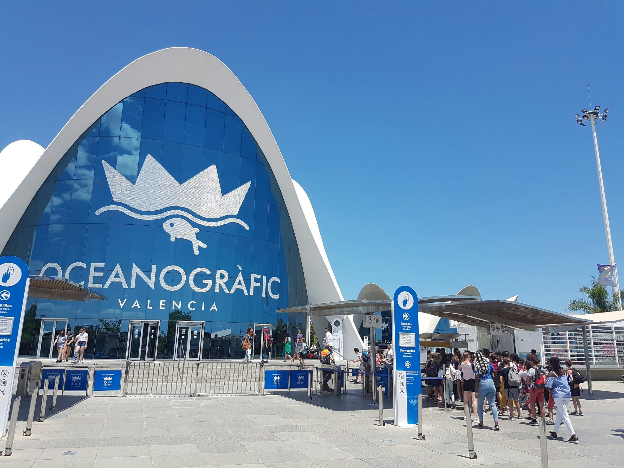 Outside entrance to Oceanogràfic.