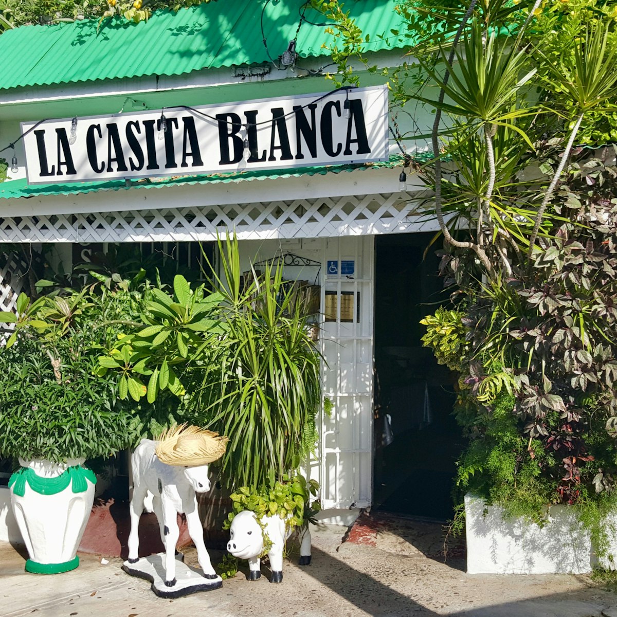Front view of La Casita Blanca in Santurce.