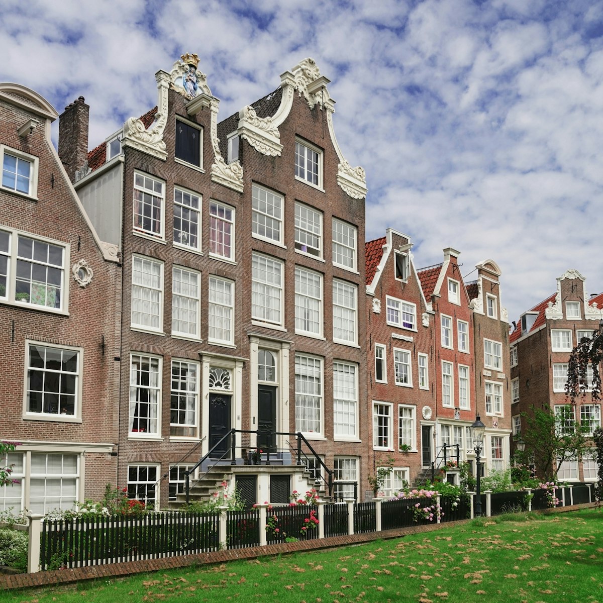 Netherlands, Noord Holland, Amsterdam, the Begijnhof Courtyard. (Photo by: Eye Ubiquitous/UIG via Getty Images)
