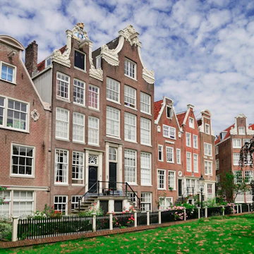 Netherlands, Noord Holland, Amsterdam, the Begijnhof Courtyard. (Photo by: Eye Ubiquitous/UIG via Getty Images)