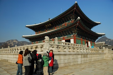 Gyeongbokgung Palace with school kids out  front,  Gwanghwamun.