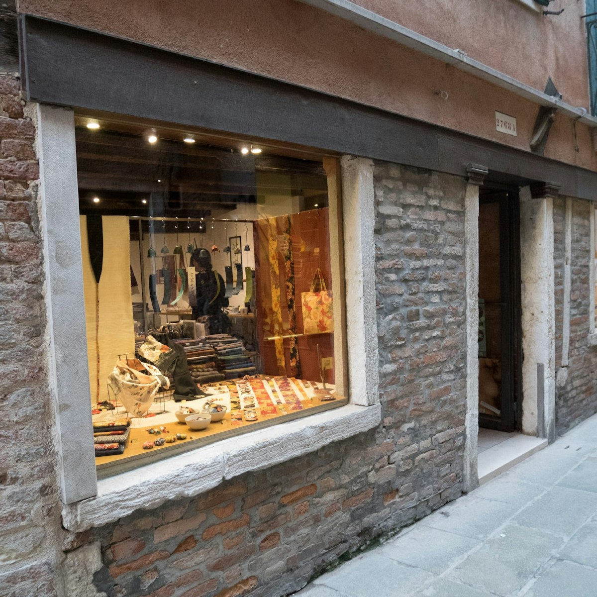 The shop boasts two large display windows, Sabbie e Nebbie.